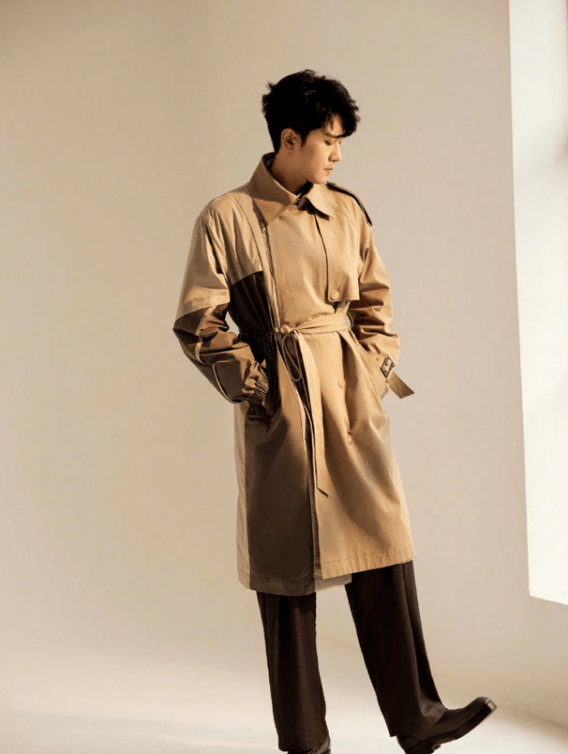 彭冠英日常营业照释出,深咖西裤帅气有型,棕色风衣彰显绅士风度_look