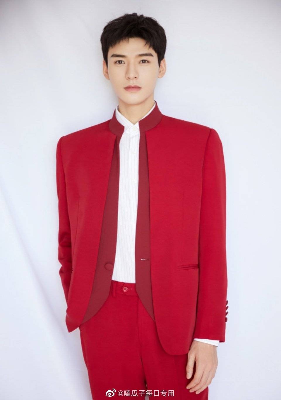男艺人红色西装大赏,来康康这些帅哥 龚俊|杨洋|任嘉伦|任豪……_翟潇