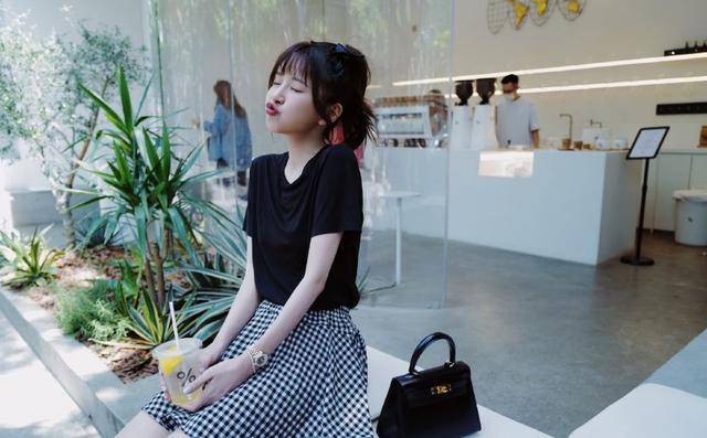 陈赫老婆张子萱晒甜美写真清纯夏日穿搭十分减龄少女范儿十足