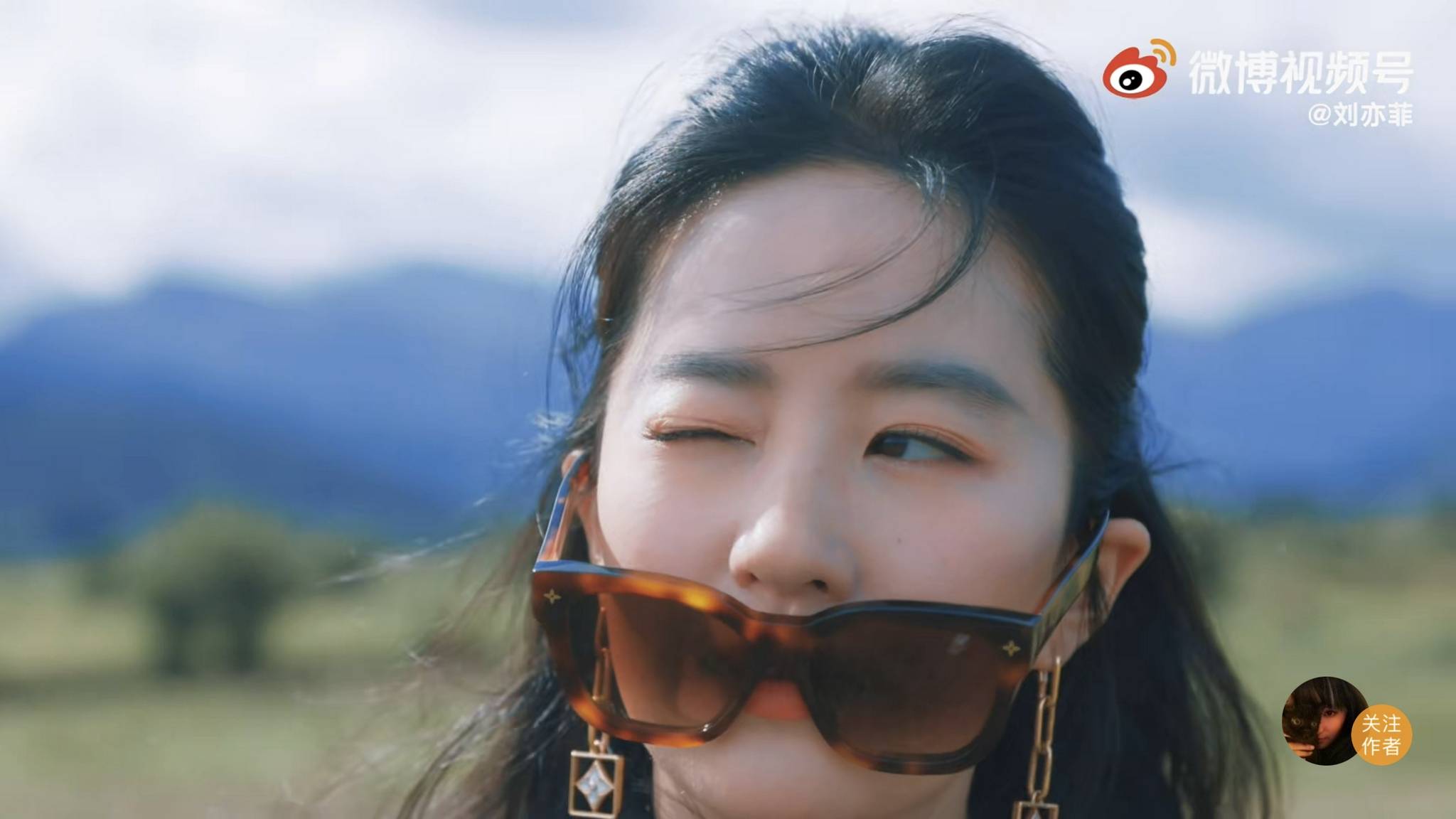刘亦菲拍摄花絮朦胧感也太美了戴着墨镜的刘亦菲飒姐一个