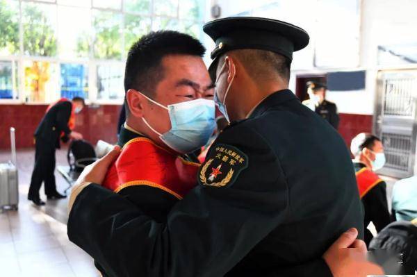 策划|送老兵的这些镜头,看着看着就泪目了