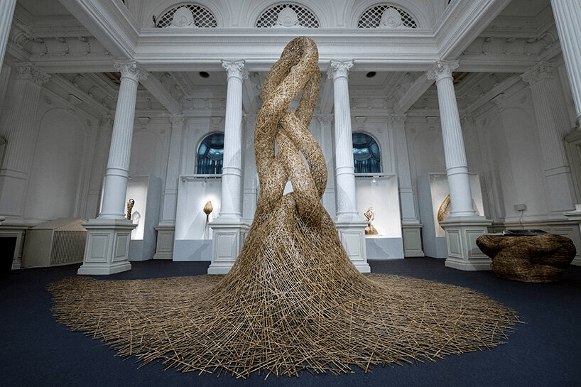 67tanabechikuunsaiiv将竹子编织成巨大的雕塑从墙上涌现出来