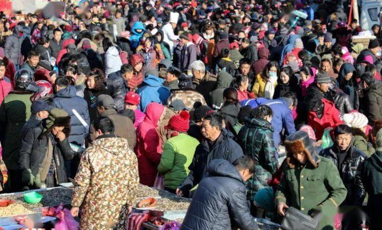 奇怪的农村夫妻,赶大集生意火爆,自定规矩:干4天休1天!