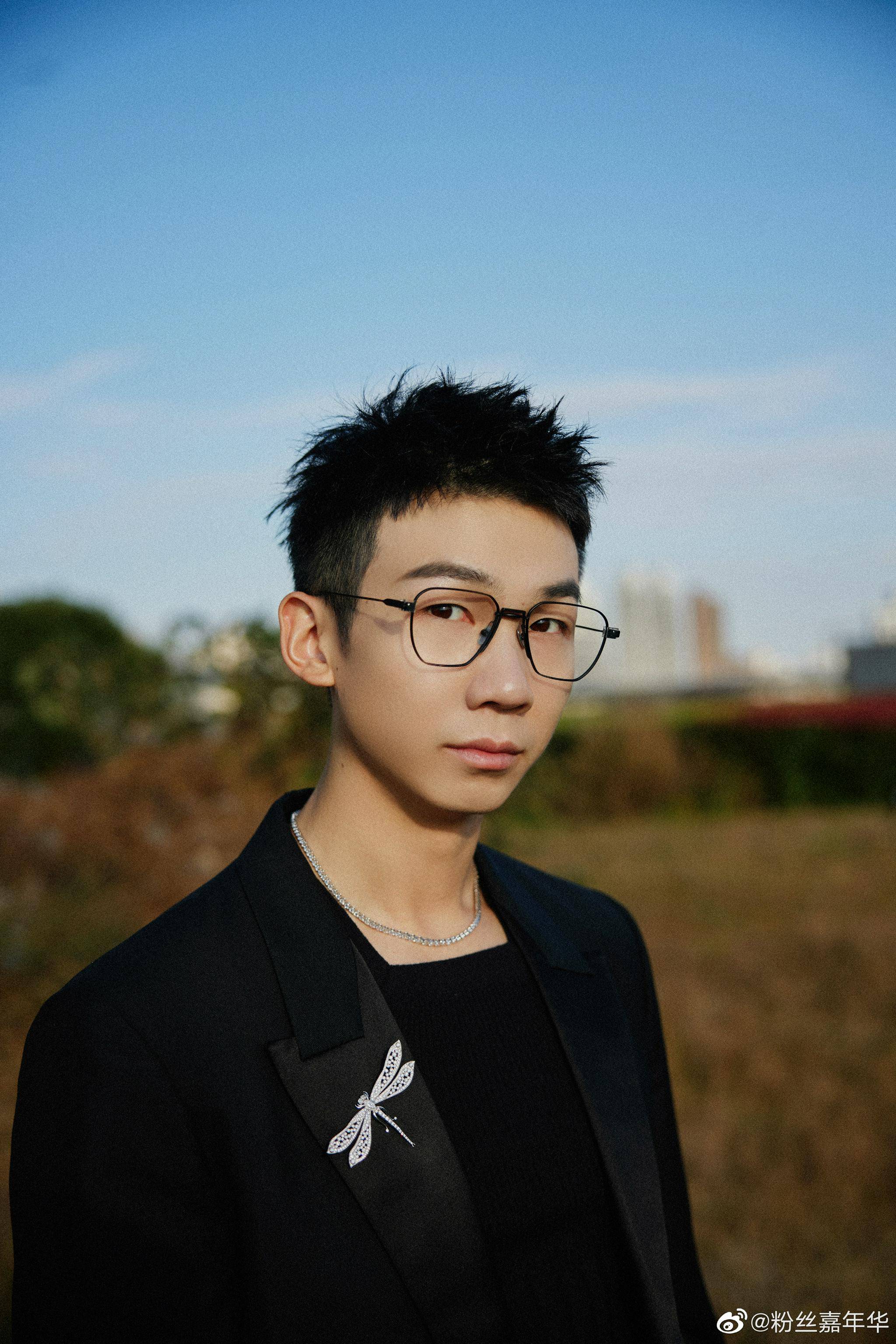 今晚elle风尚大典,白举纲的出发图稳得呀……_西装_黑色_小白