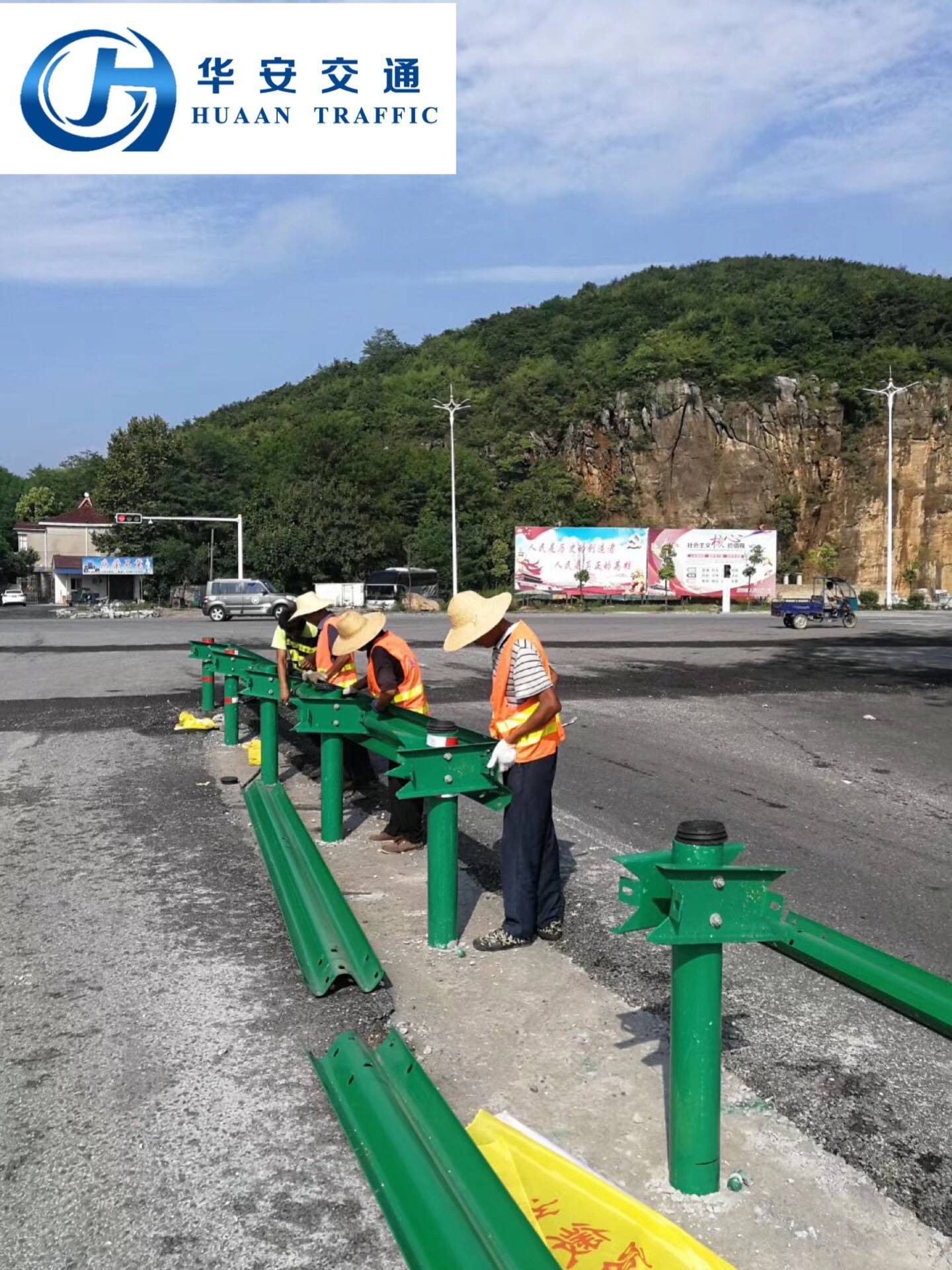 公路波形护栏板大家都比较熟悉了,是一种安装在高速公路上的一种交安