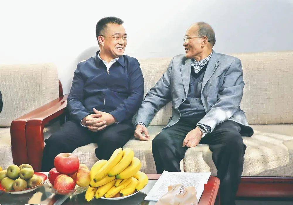 何良军看望慰问正厅级老同志_百色_发展_工作