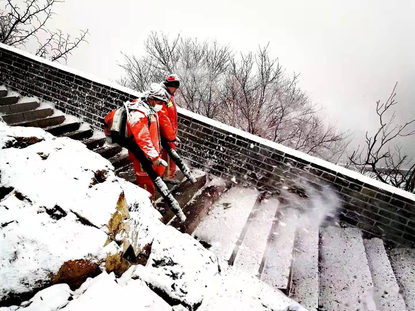 景区|雪中八达岭长城，这道橘红色“风景”也很美