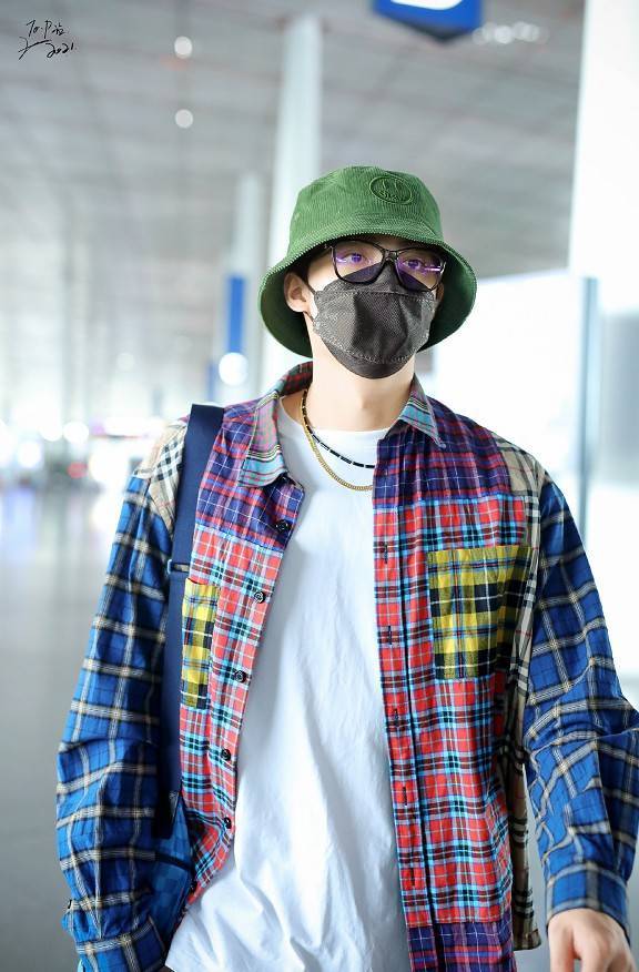张铭恩拼色格子衬衫现身机场清爽帅气是夏天该有的样子