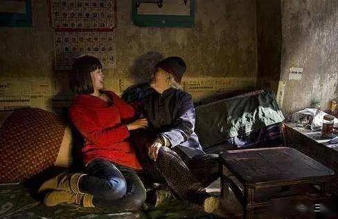 东北农村冬天大炕头夜里全家人都挤在一起睡觉南方人别笑话