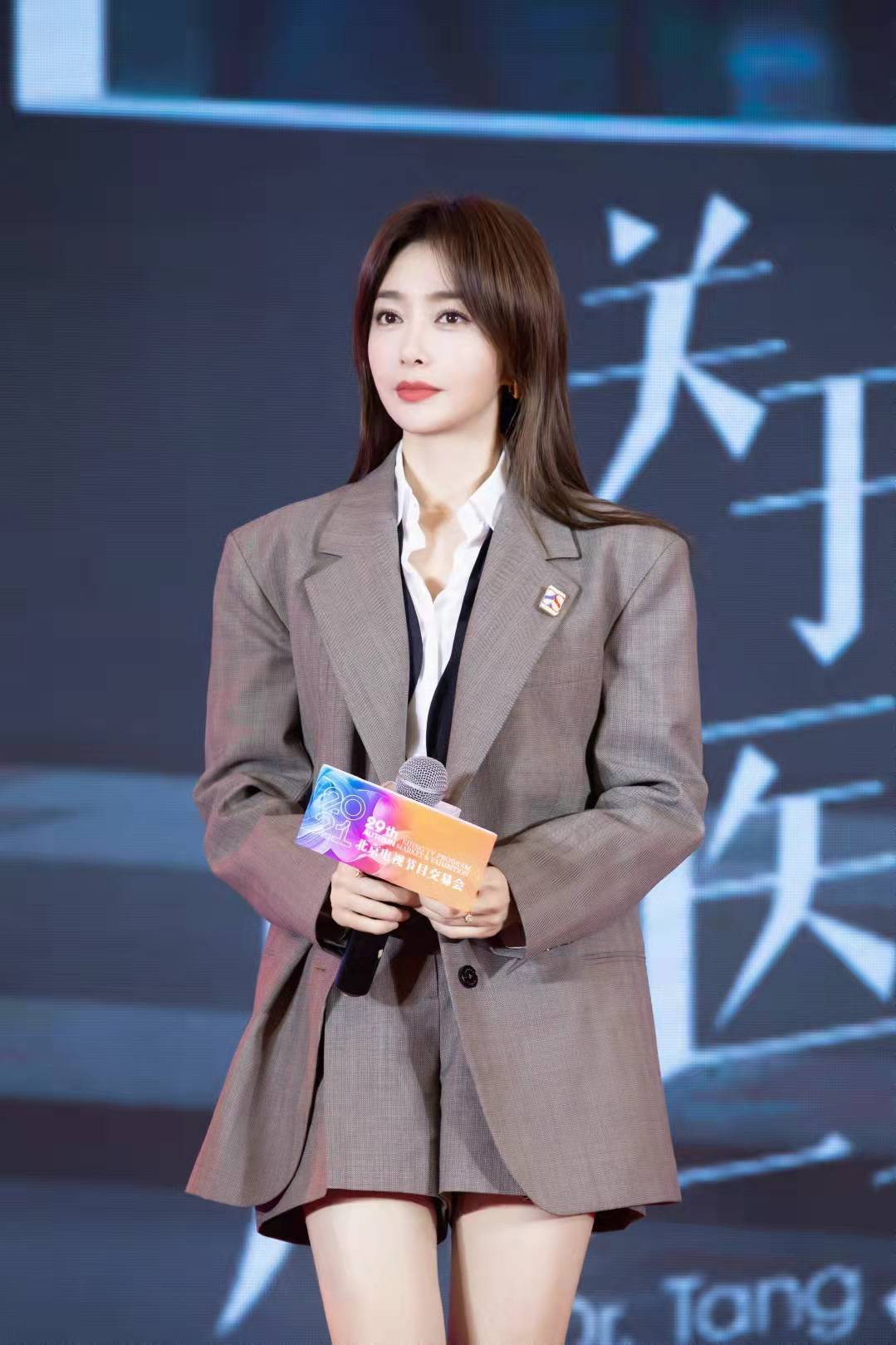 秦岚入秋穿搭很低调一身咖色西装配短裤