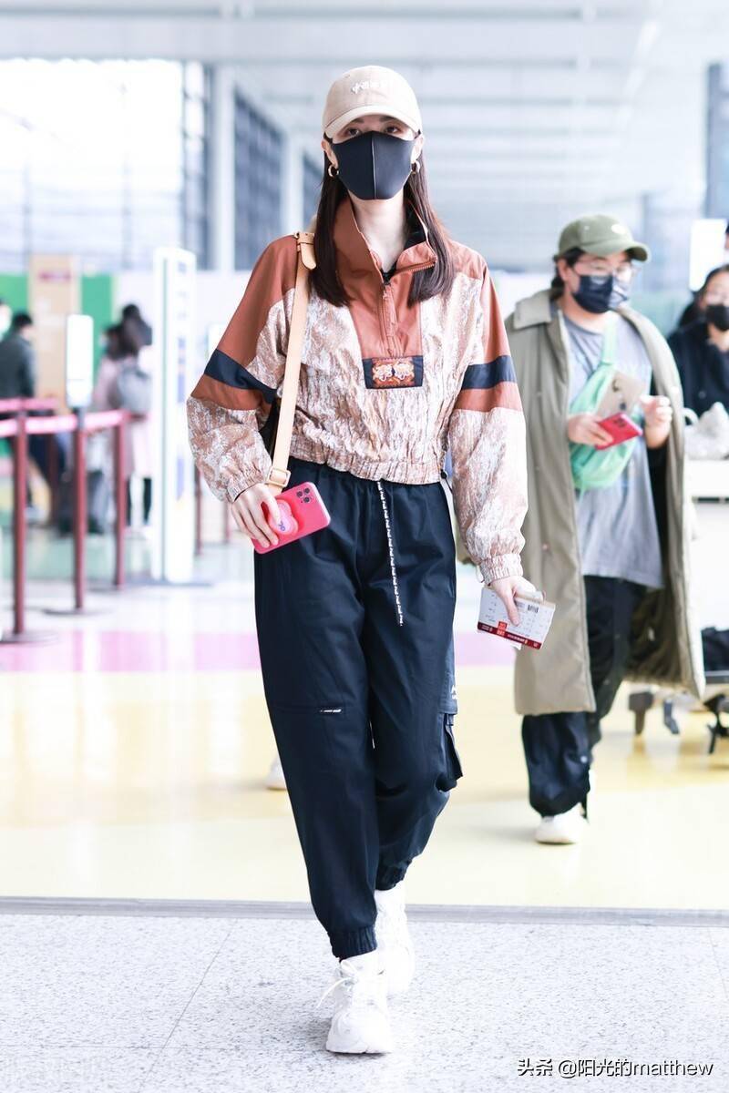 街拍:钟楚曦棕红色花纹套头衫休闲时尚,黑色工装裤显修长身材_机场