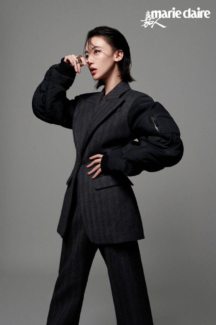 吴谨言登杂志封面 湿发造型更帅气!_吴谨_封面_杂志