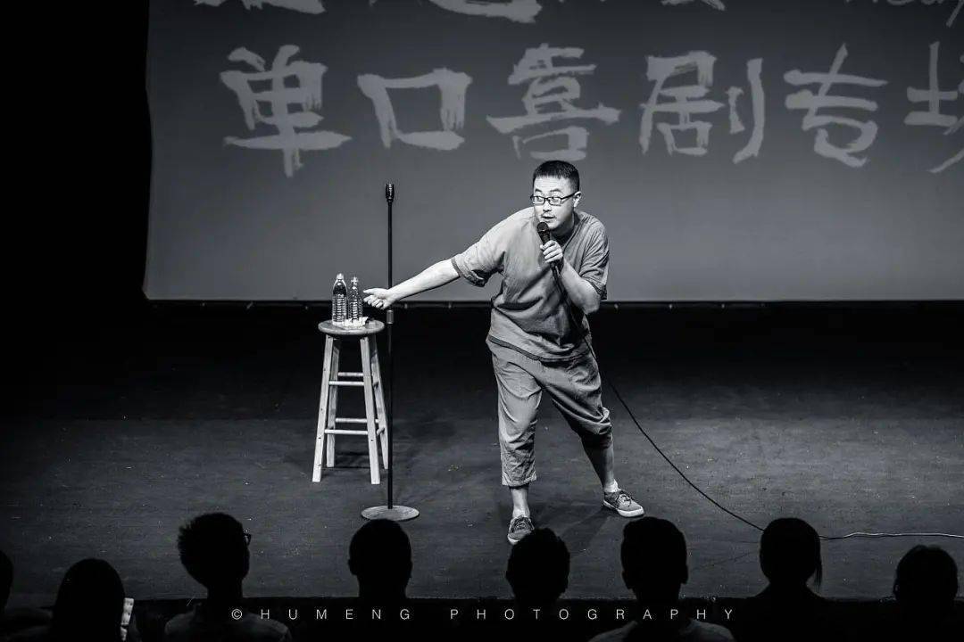 石老板本名石介甫,曾就读于英国曼彻斯特大学电气工程专业,是地地道道