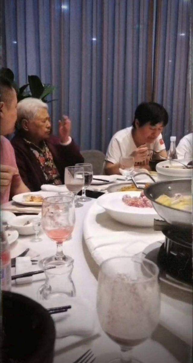 周末一家人聚餐心情说说 087a9e00f3f24b9fa9c51a1624d44c05.jpeg