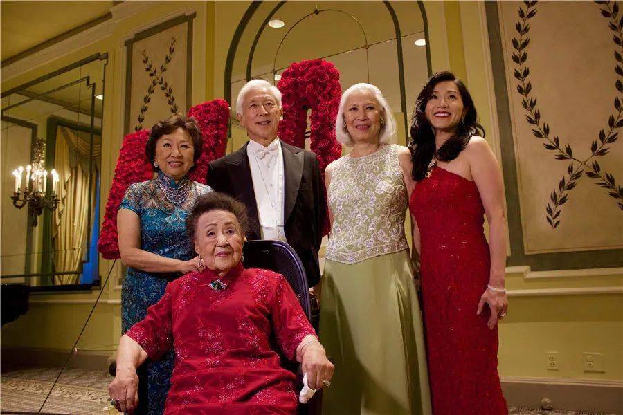 后排左起:杨雪兰(shirley),唐骝千(oscar),杨蕾孟(gene),徐心眉