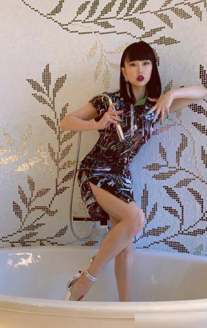 黄龄也曾经出演《金甲战士》,直言拍戏挺好玩,就是太费头发_时候_姐姐