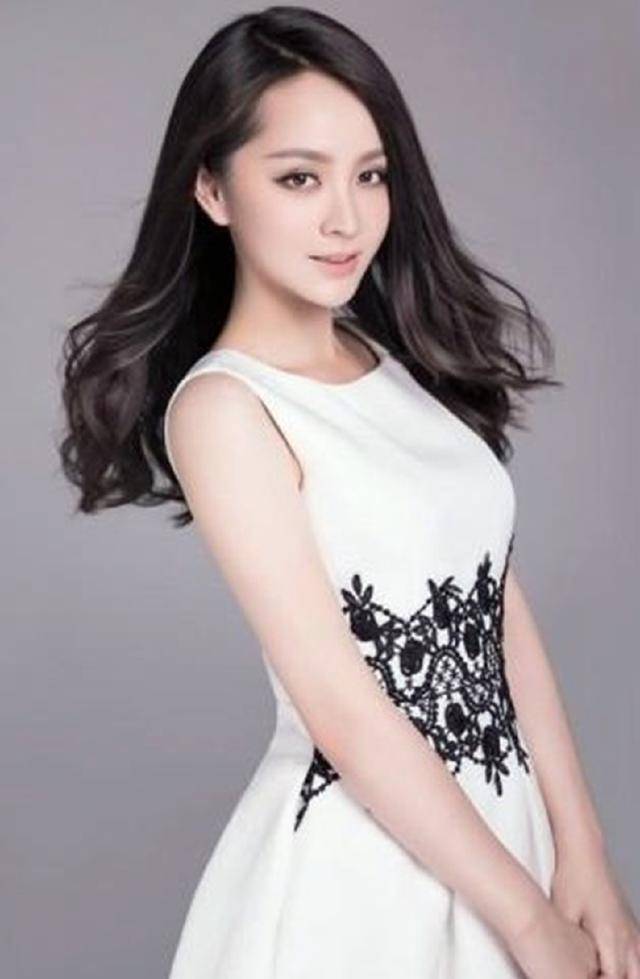 邓莎真会玩,把头发扎成这样太能逗,网友:哪里有点当妈的样