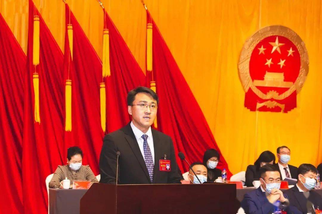 和平区人民政府代区长张德向大会作政府工作报告.