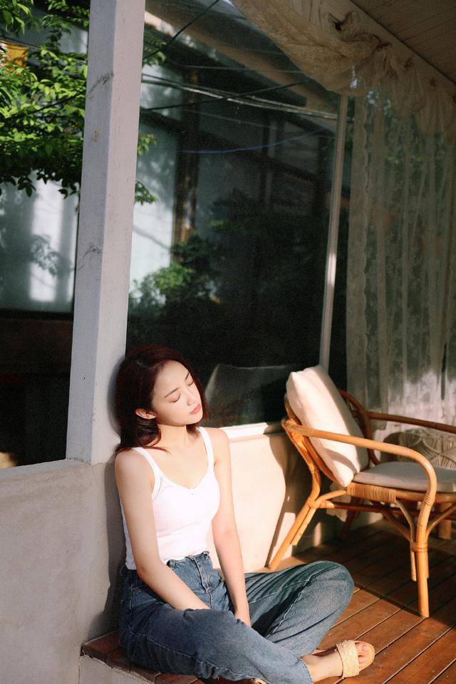 她和蒋依依主演《哪吒降妖记》,今穿小背心配牛仔裤,简单清新_吴佳怡