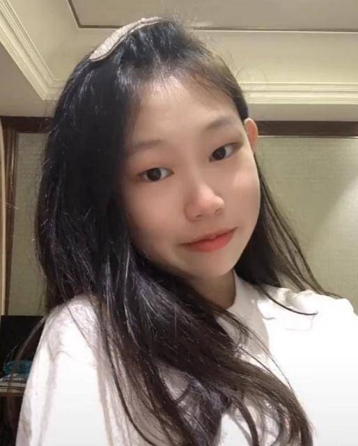 小沈阳的女儿也已经成为了14岁的大姑娘,和很多其他爱美的女孩一样,她