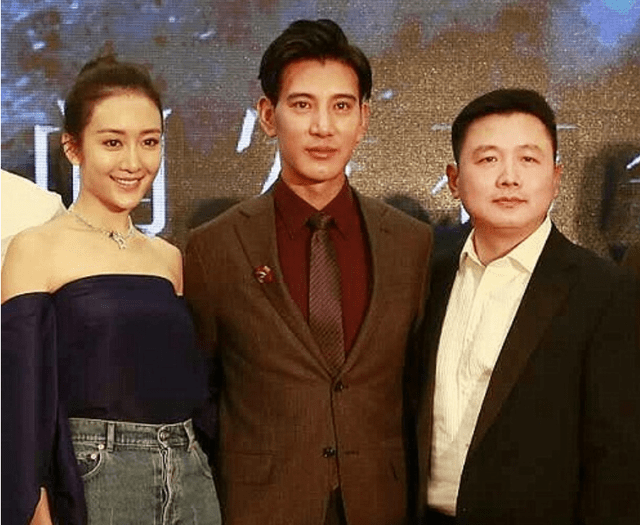 35岁蒲巴甲近照曝光,长发造型惹争议,被指配不上未婚妻梁洁!