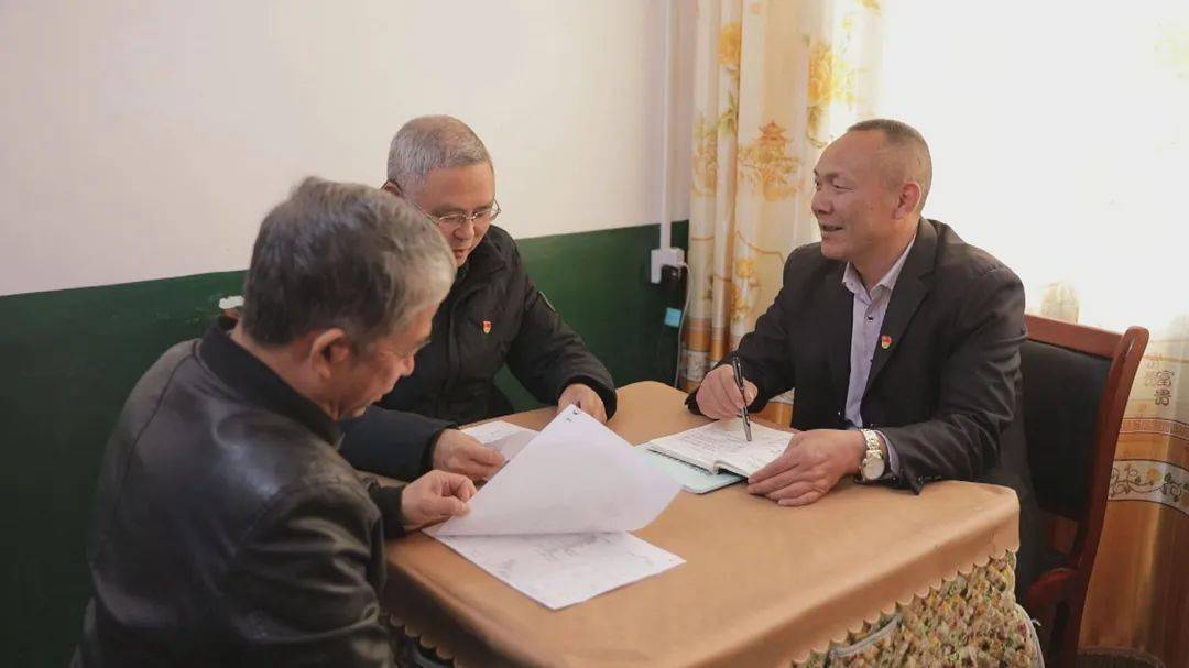 弘扬三牛精神争当三牛干部何德发为山区学生插上梦想飞翔的翅膀