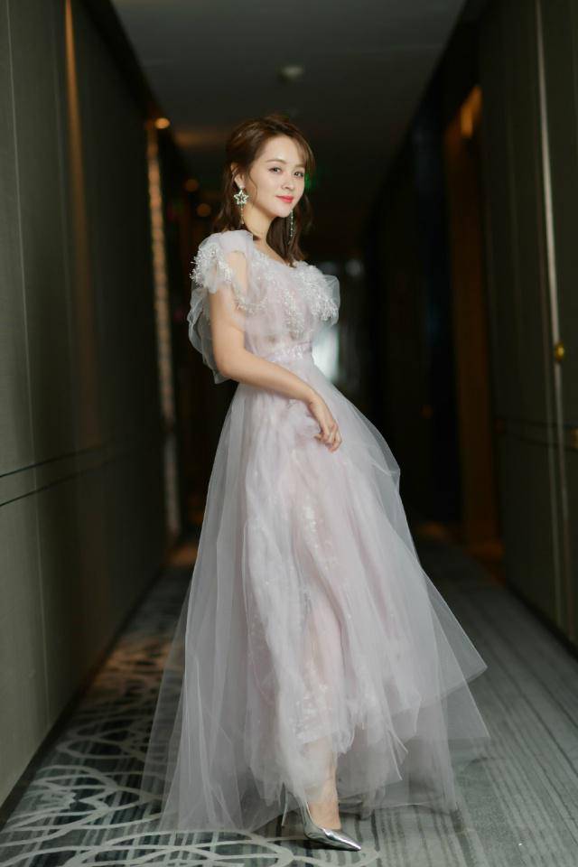 可以见到邓莎穿着一身黑色的连衣裙,而且泡泡袖的造型让她显得比较的