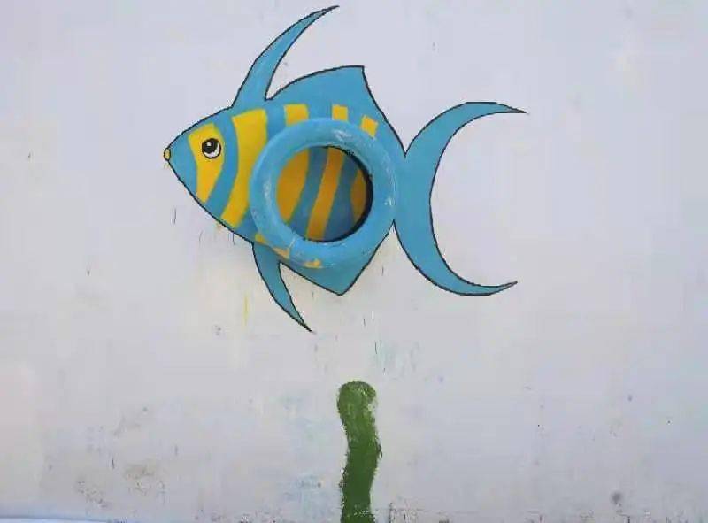 各类海洋生物跃然墙上章鱼,小丑鱼……为这巨幅墙绘增添不少美感树荫