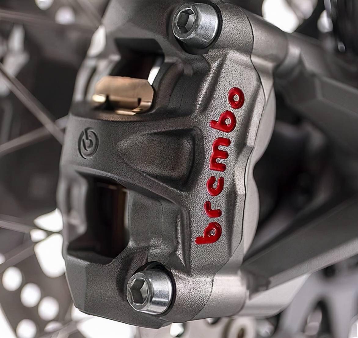 前制动系统为双 brembo m50 辐射卡钳搭配 320mm 碟盘,这规格嘛.
