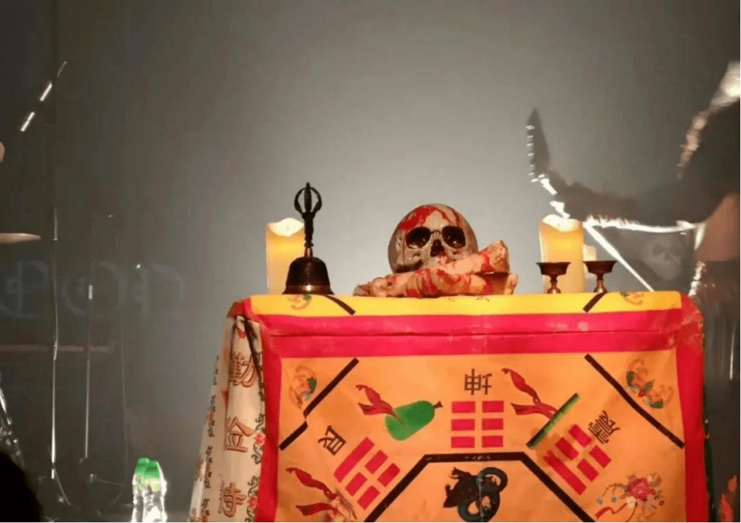 为什么有的乐队会在现场撒纸钱