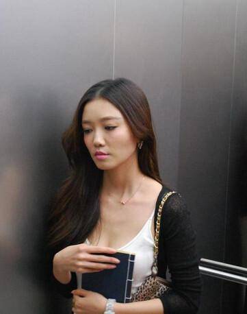 于莎莎比刘冬沁大九岁,是位主持人,也演过一些影视剧等,总得来说就是