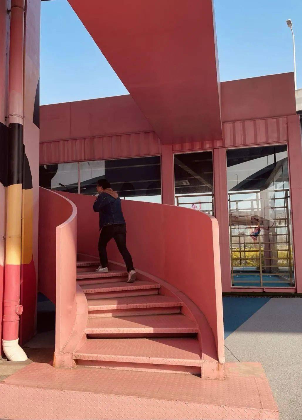 北翟路72号  :09:00-22:00 在盘旋高架下的洛克公园仿佛一块被打翻的