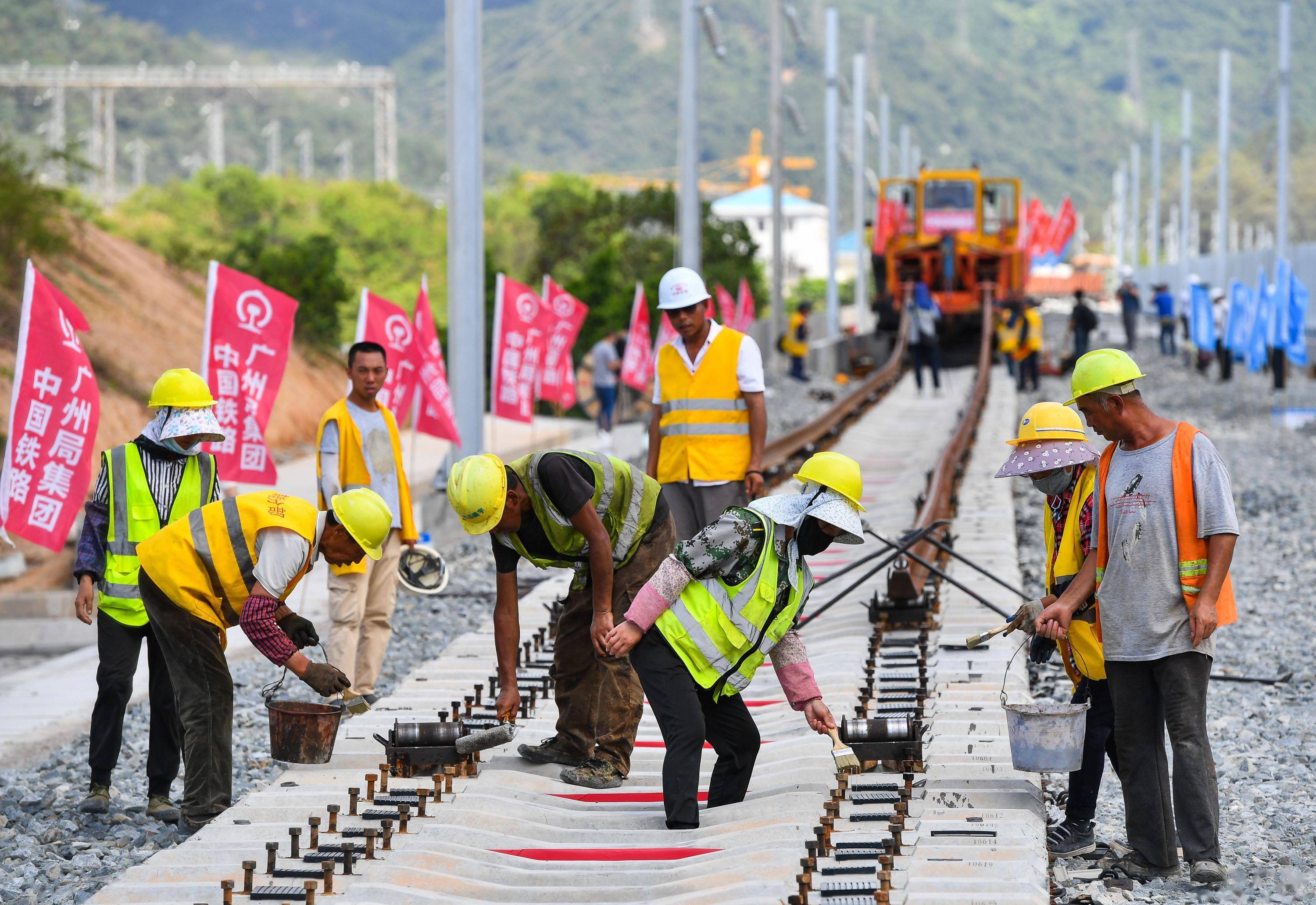 5月27日,中铁四局施工人员在深圳北站外铺设赣深铁路广东段南端大里程