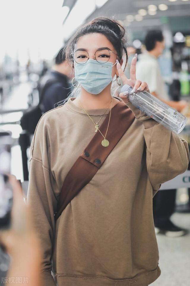 江映蓉穿抹胸裙凹凸有致,性感晒照身材惹眼,配文:我喜欢肉肉_卡戴珊