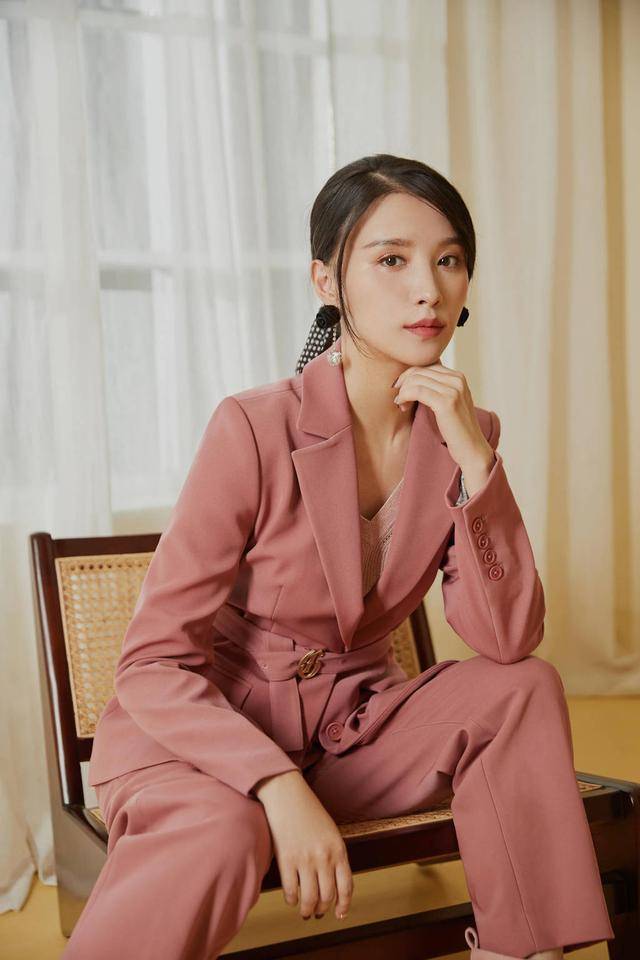 张杨果而百克力合体拍大片 夫妻上演都市ol风