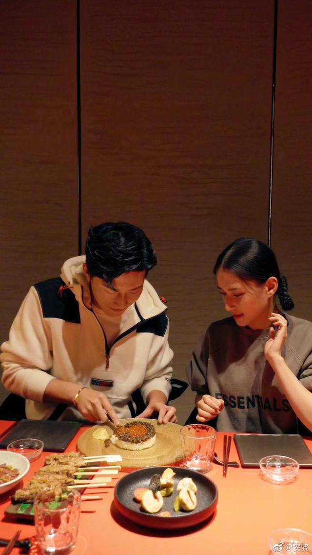 窦骁晒照表白感谢何超莲 鱼子酱蛋糕尽显奢华_生日_女友_摸头杀