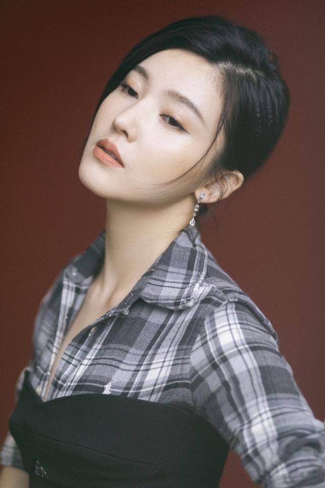 杨子姗是真怕冷抹胸礼服里面套衬衫就连秋裤也不放过