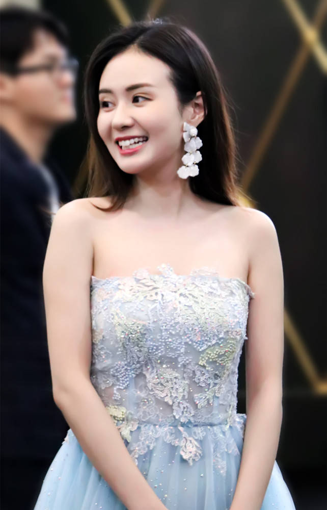 郑合惠子对自己太自信了吧我真想让她换条礼服裙好显胖