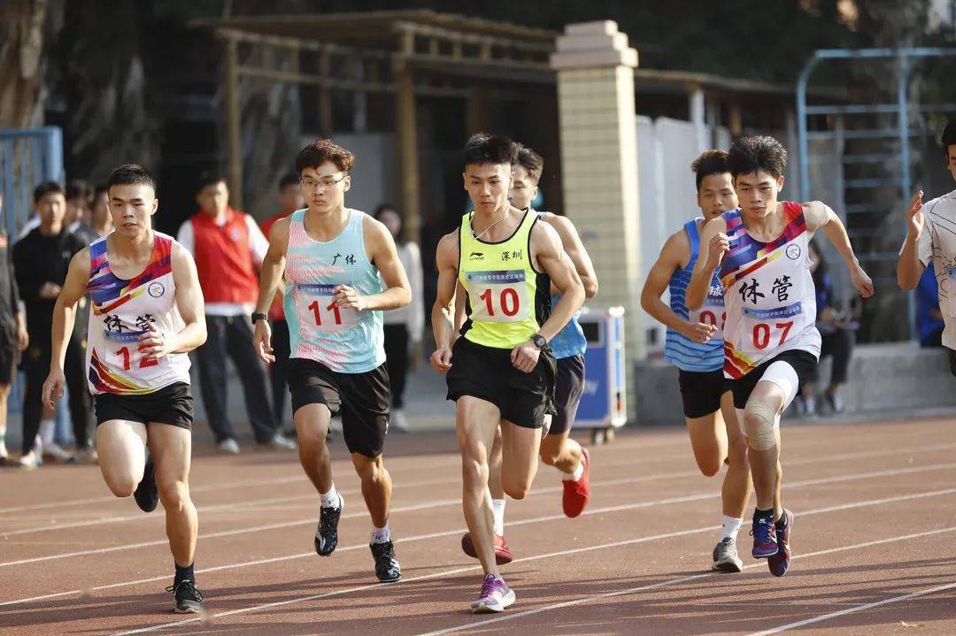 广州体育学院田径场图片