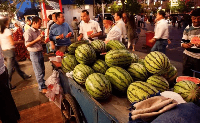 盤點新疆那些值得打卡的夜市_美食_哈密_和田