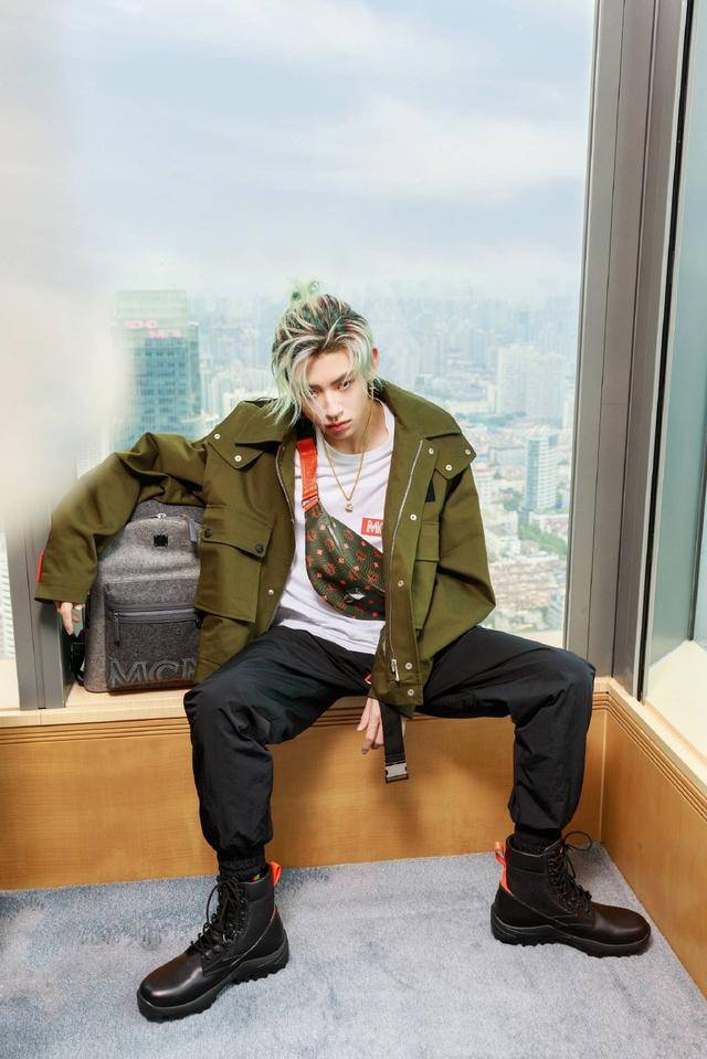 嘻哈小王子王琳凯换个发型换张脸穿搭总是很有个性