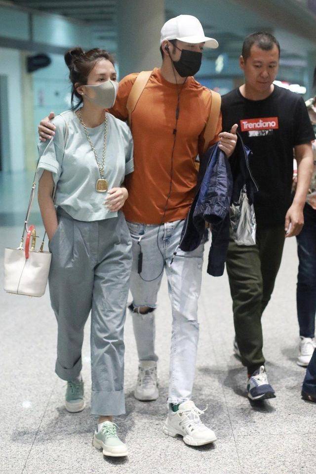 王黎雯和杨烁身高差了一截儿,这样搂着还是挺甜蜜的,身高差刚刚好