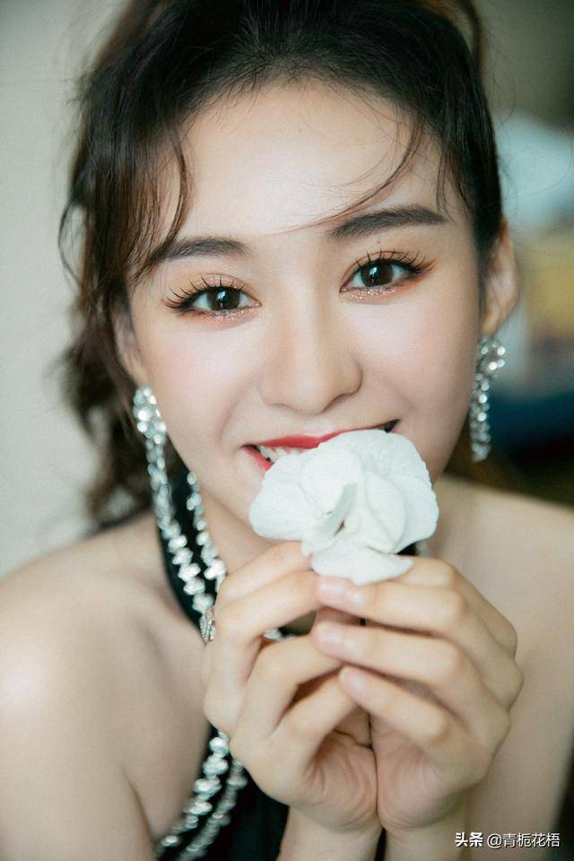 郑合惠子最新公主造型露肩黑裙美丽动人