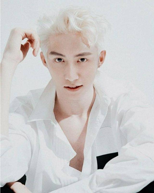 黄景瑜这发色看着有点太个性虽然颜色很新潮但他染的有点显老