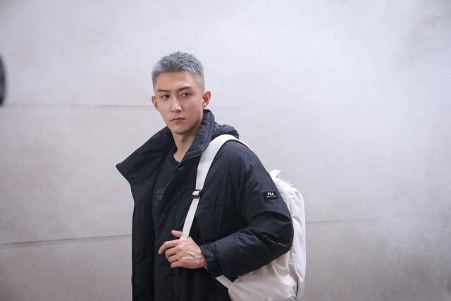 黄景瑜银发小老头造型好吸睛暗黑打扮酷炫不已与从前反差大