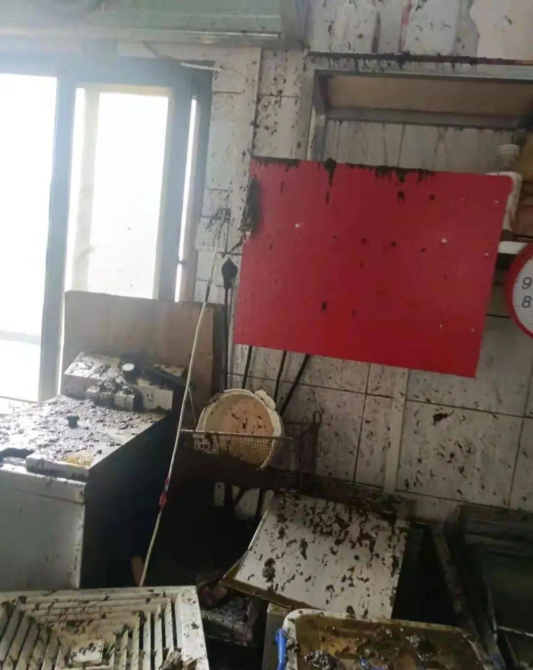 南宁一餐饮店深夜被灌满粪便，场面令人作呕！更气愤的是...