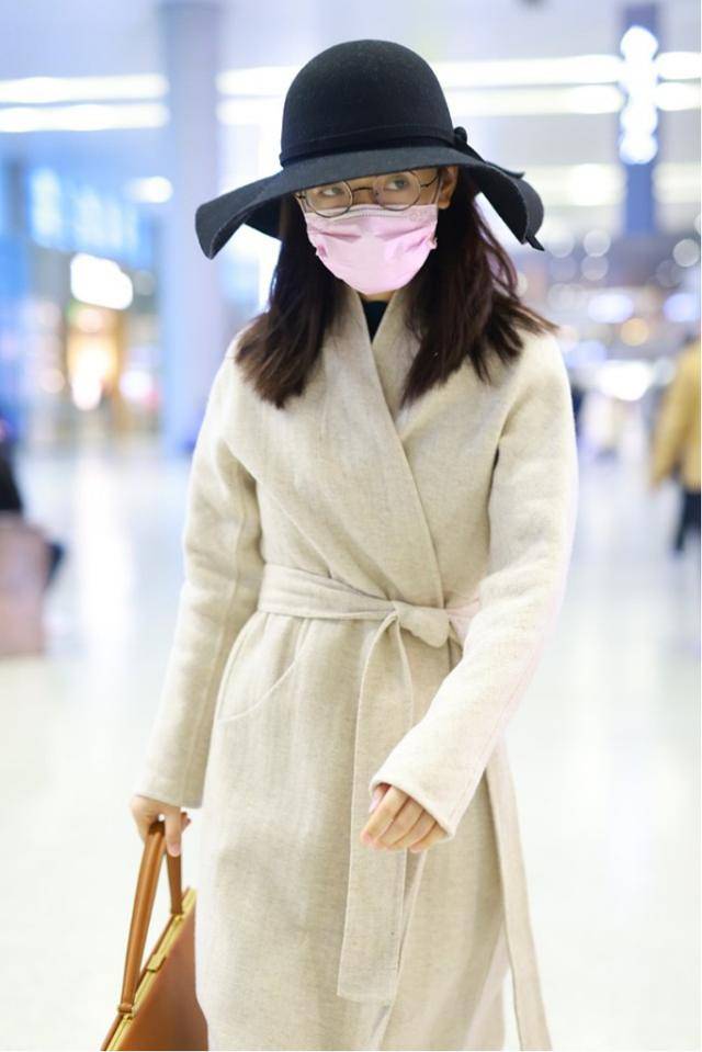 吴倩一身纯情装走机场,随性搭配更显高级,这身衣服也就她穿着美_服装