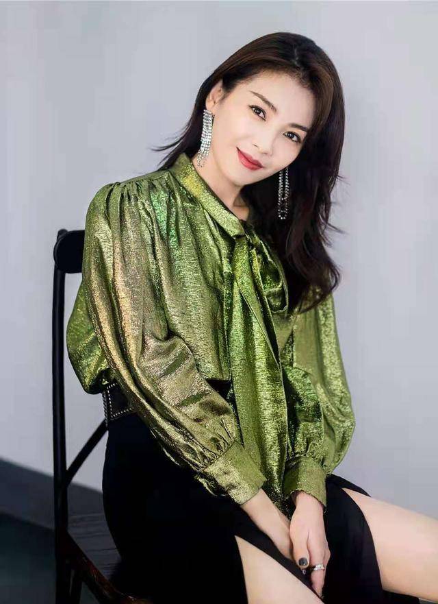 43岁刘涛主持舞台,黑色开叉裙细腰美腿养眼,国民媳妇气质太好_阿朱