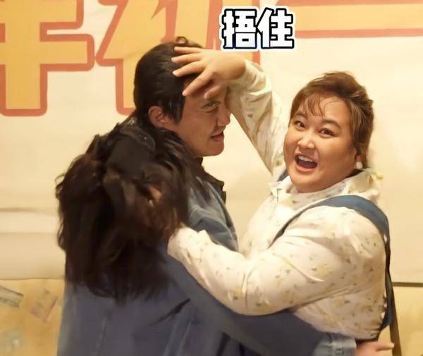 沈腾抱贾玲成撞伤事故假发撞飞揭露真实发际线网友真的秃了