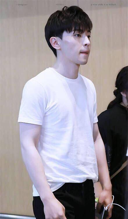 邓伦全身剔透白到反光,家境优越从小一身耐克名牌不断惹人羡慕_杨紫